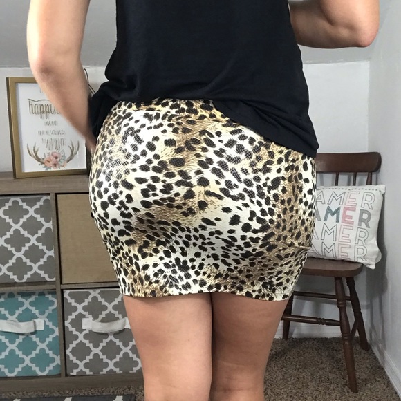 << Leopard Bodycon Stretchy Mini Skirt >> - Picture 4 of 5